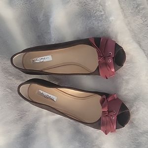 Halogen kitten heels Size 8M in brown suede with burgundy toe strap
